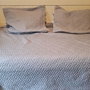 Day bed cover with 2 pillow shams